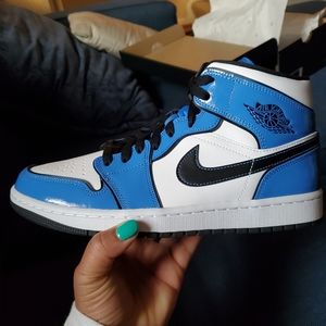 Jordan 1 Mid Signal Blue